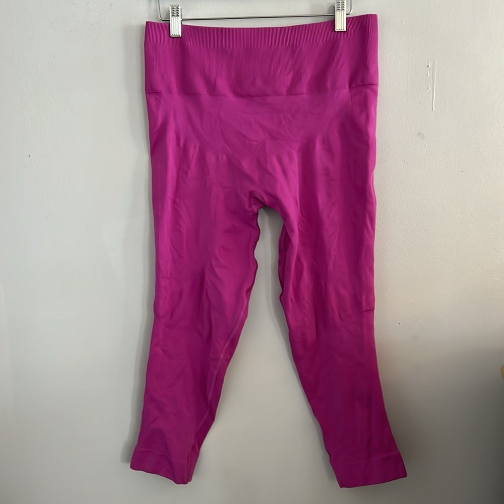 LULULEMON pink crop leggings
